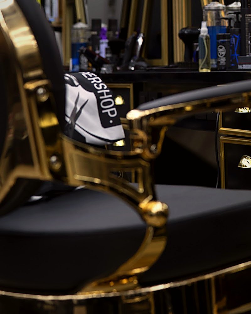 Vergoldeter Barber-Stuhl bei Aris Glow Cut